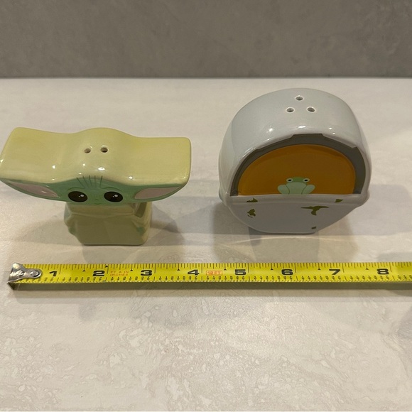 Star Wars The Mandalorian Baby Yoda Grogu The Child & Carrier Salt & Pepper Set - Picture 5 of 7